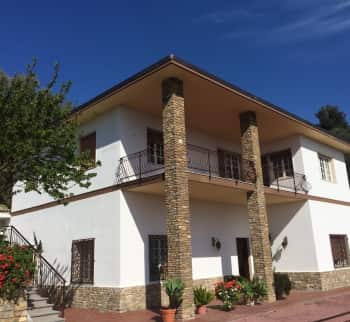Villa i Bordighera med domstol og basseng
